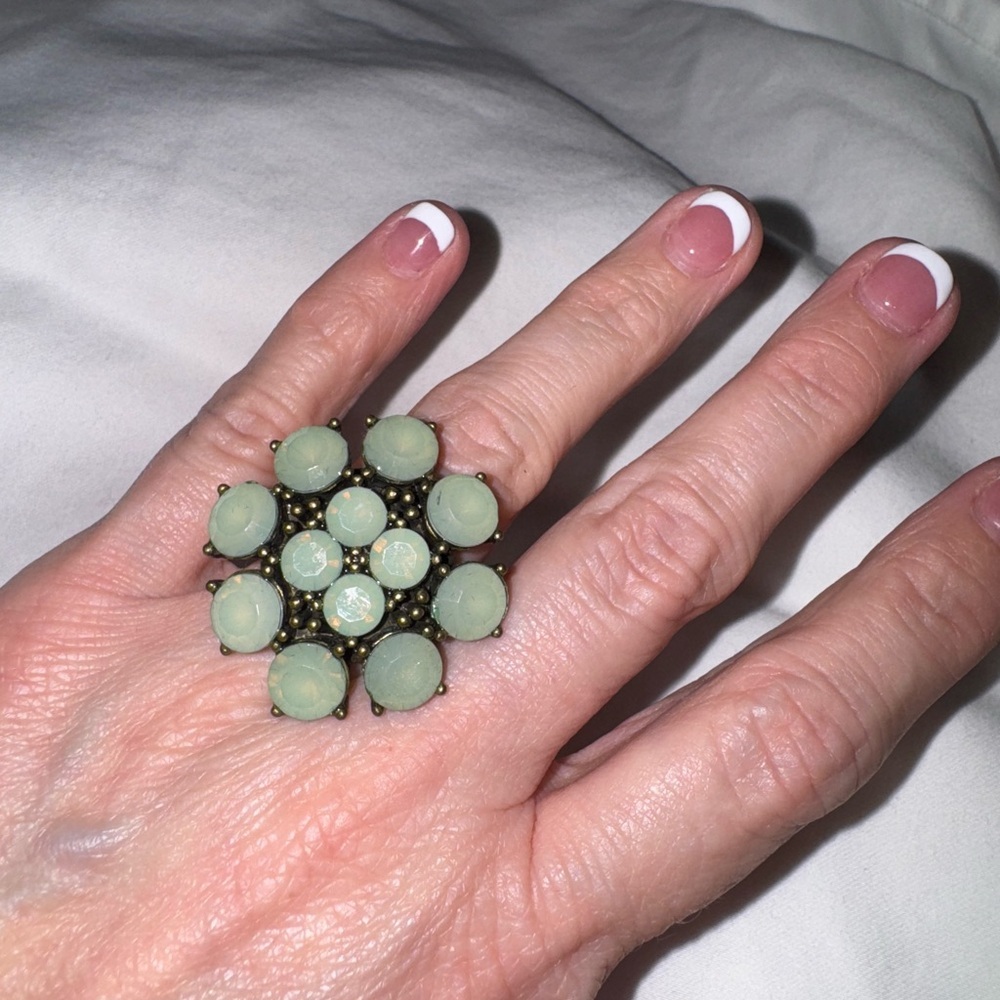 Green Gemstone Statement Ring – Elegant Gold‑Tone Cocktail Jewelry